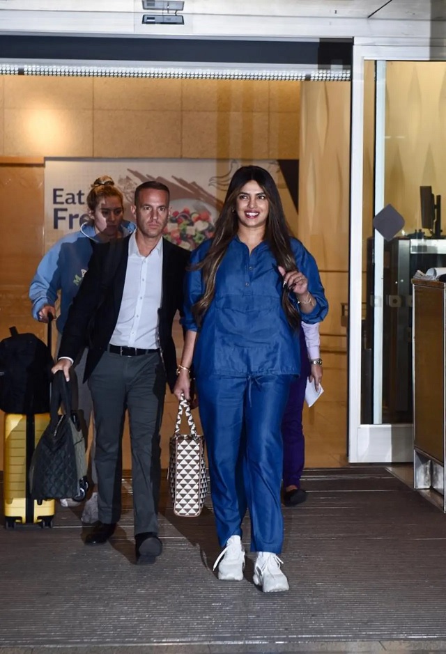 09 49 035972326priyanka chopra 12